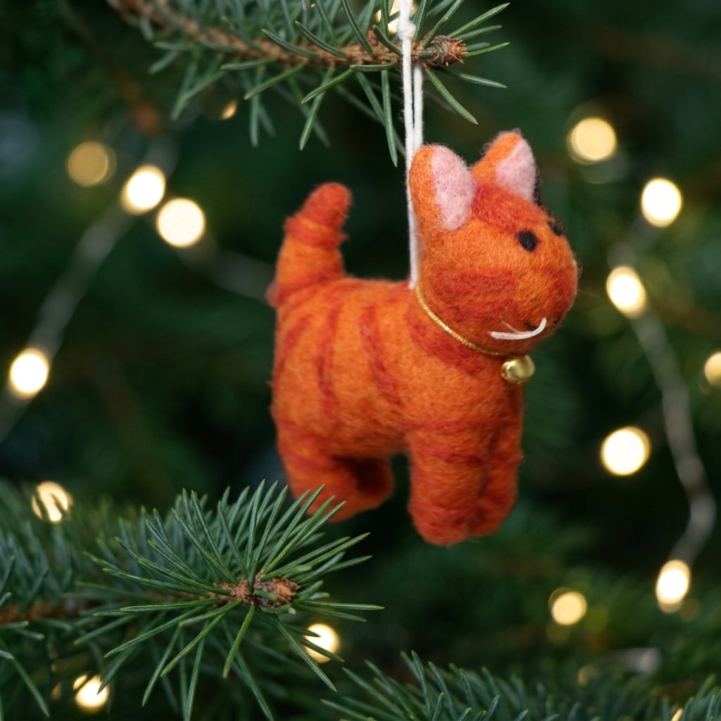 Handgefertigter Filzanhänger in Form einer orangefarbenen Tabby-Katze mit Glöckchen