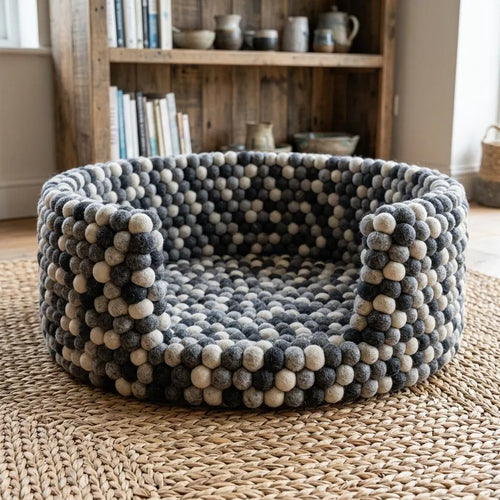 Monochromes Hundebett aus Wollfilz