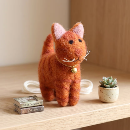 Handgefertigter Filzanhänger in Form einer orangefarbenen Tabby-Katze mit Glöckchen